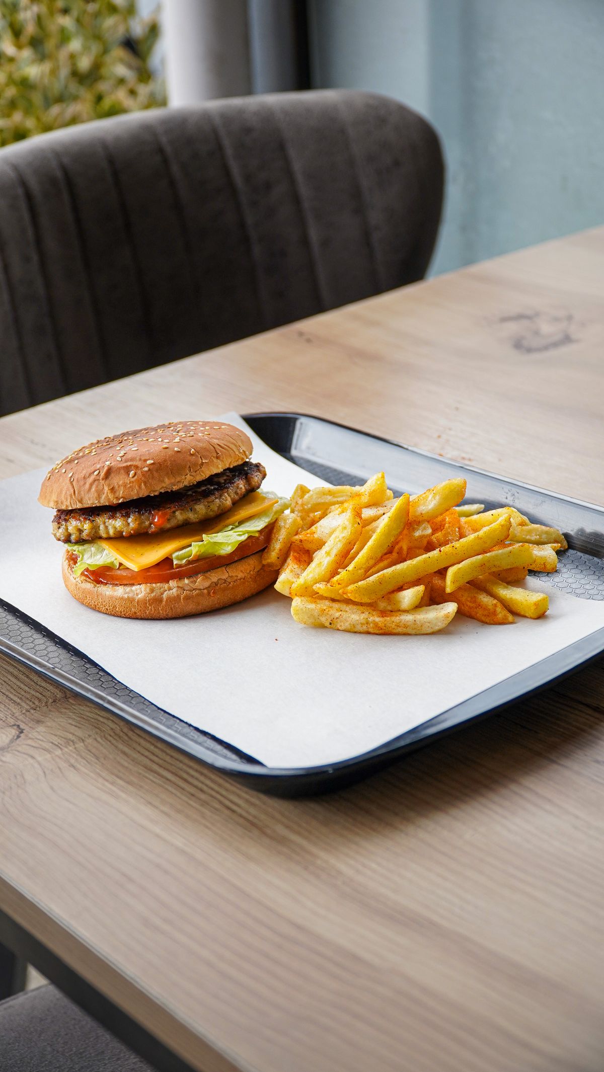 Burger et frites sur un plateau