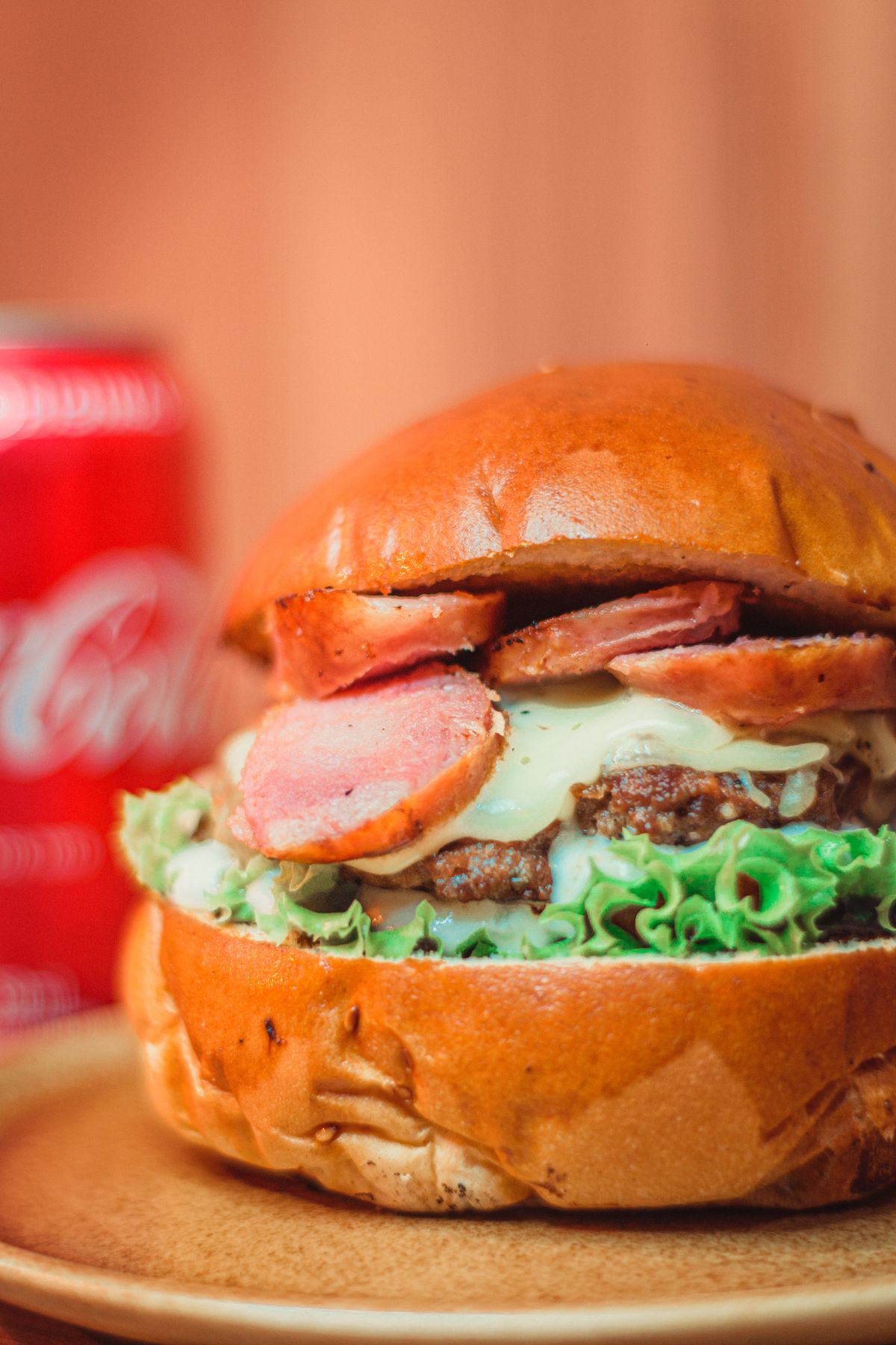 Burger généreux devant une canette