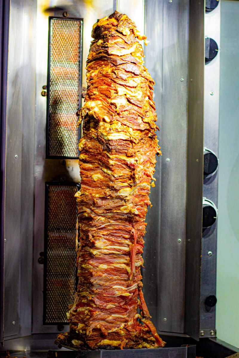Broche de viande de kebab qui grille