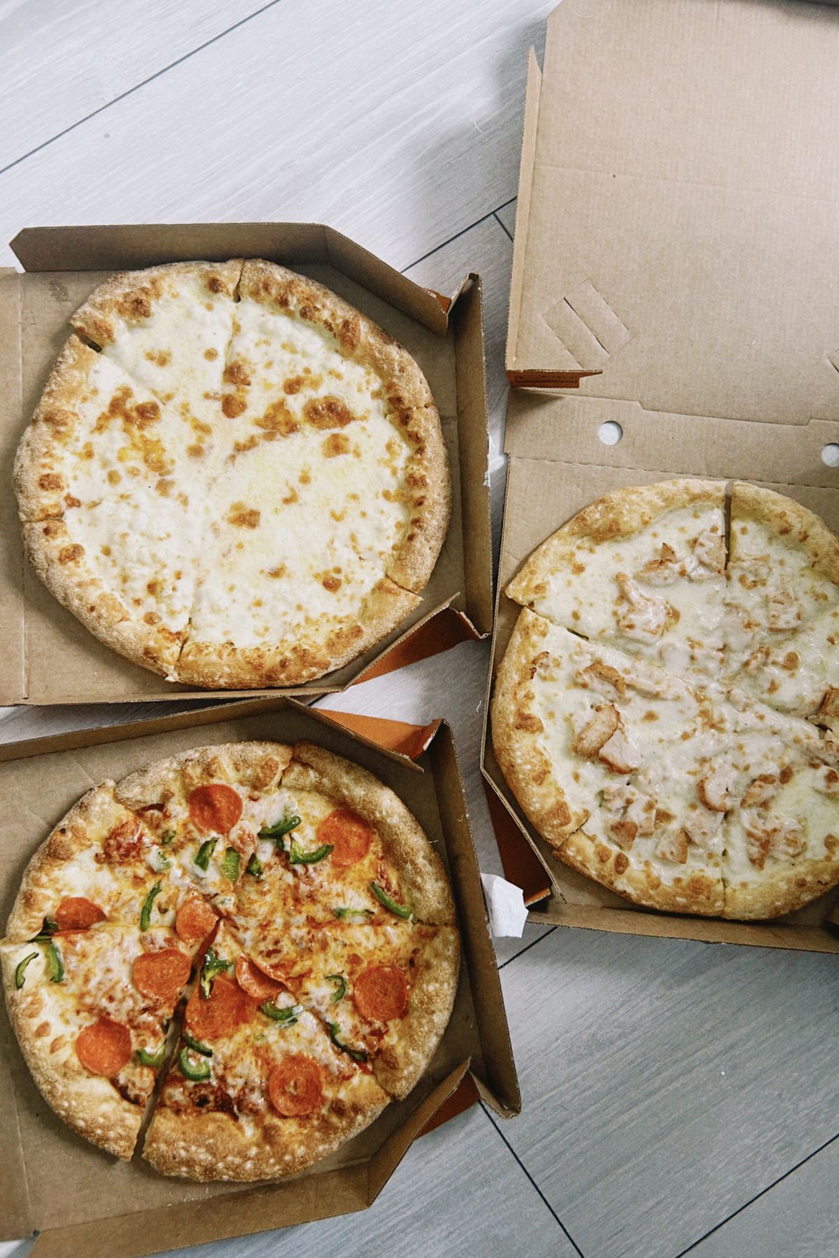 Pizzas dans leurs boîtes en carton