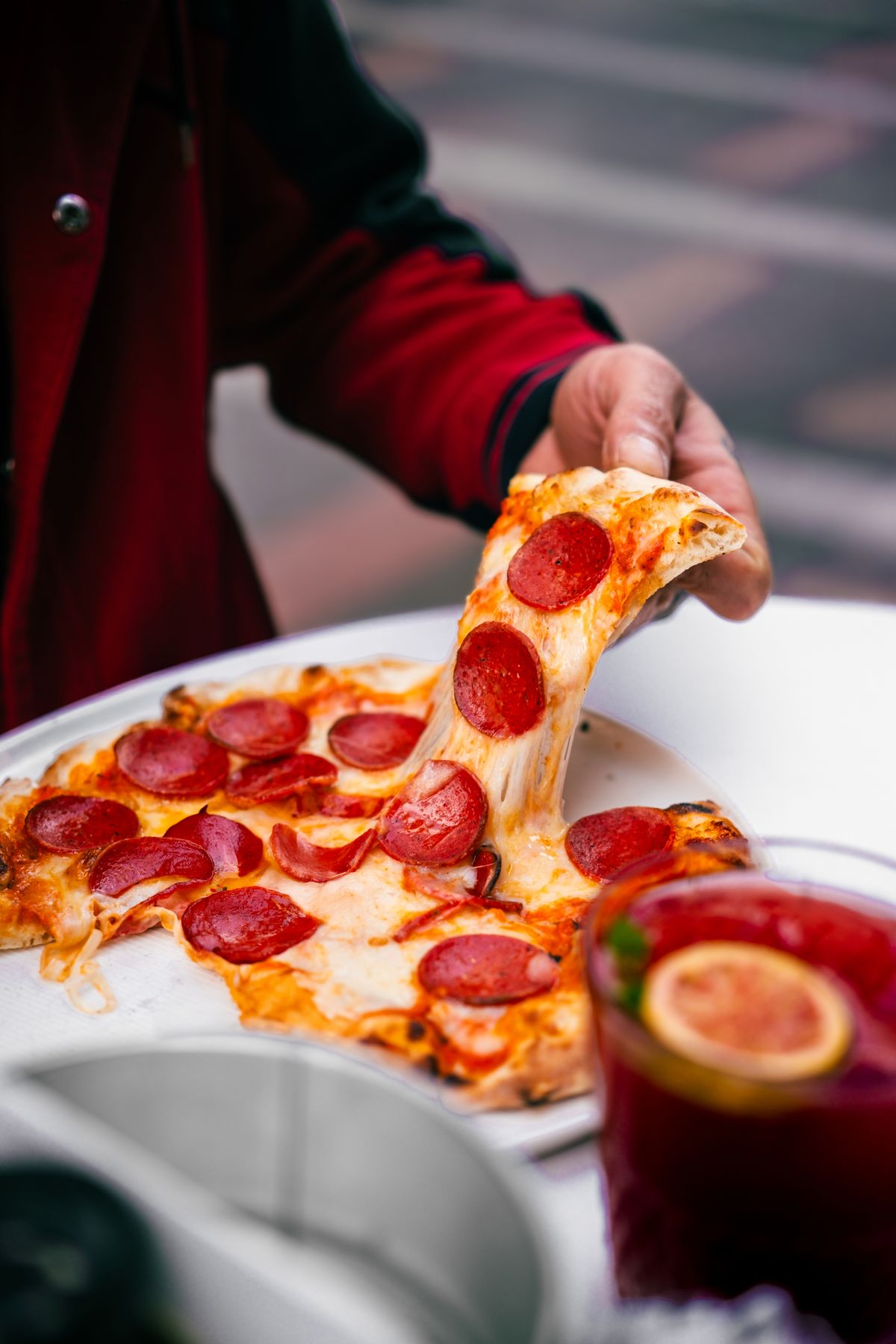 Part de pizza dont le fromage s’étire