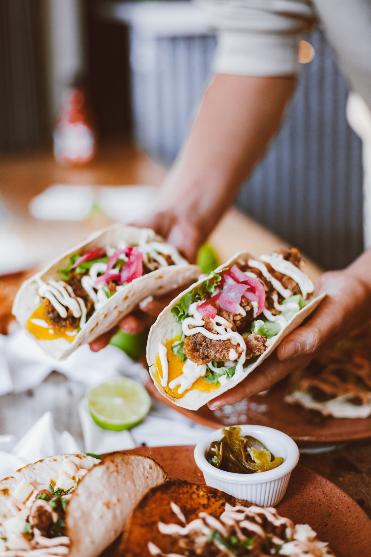 Tacos garnis servis dans du papier