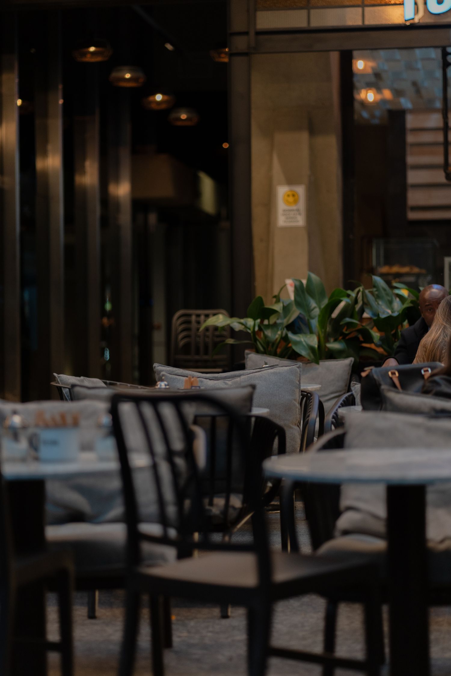 Tables en terrasse d’un restaurant, en début de soirée
